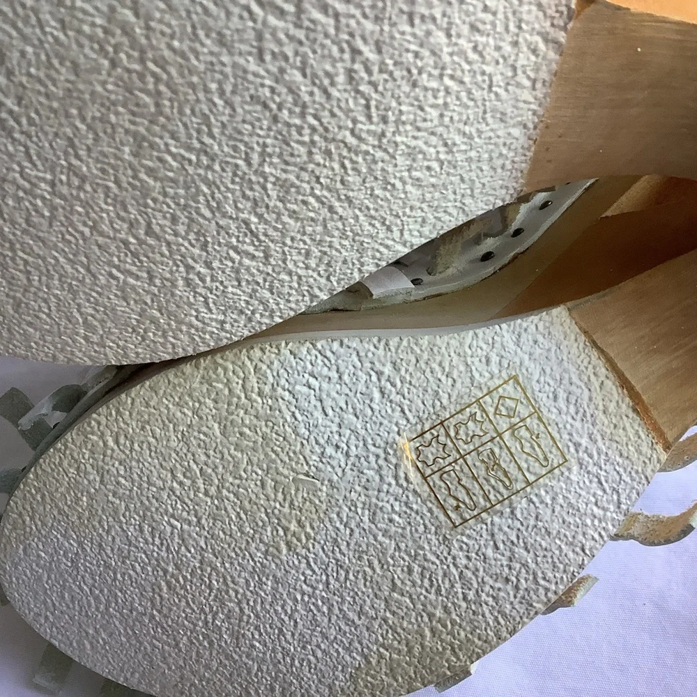 NWB Y2K Women’s Irregular Choice White Leather Carved Wood Wedge Heels Sz 8 - Picture 10 of 10